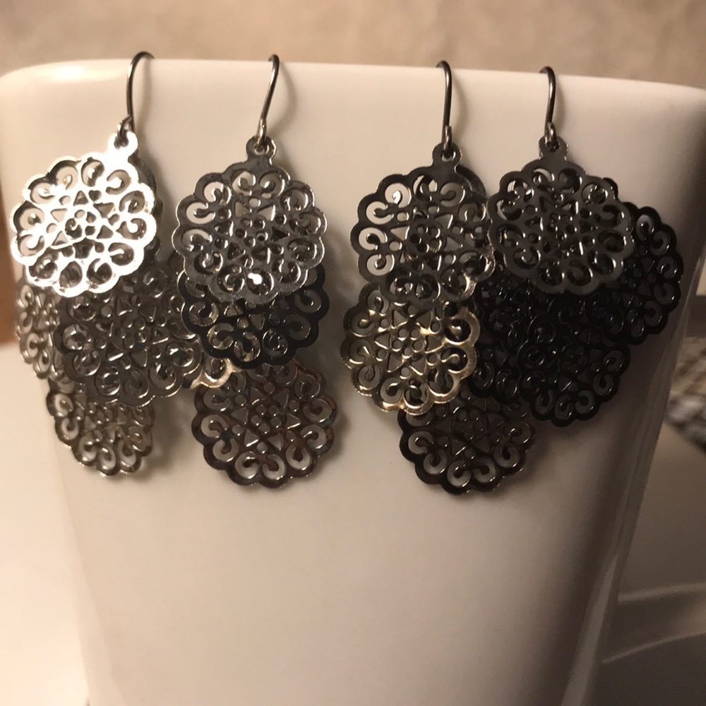 Set of metallic dangle earrings